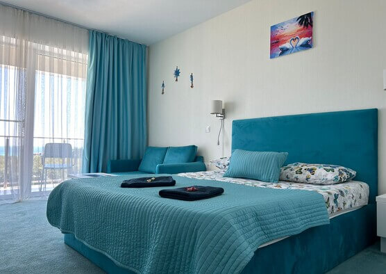 Cameră de hotel spațioasă cu decor modern în Olimp